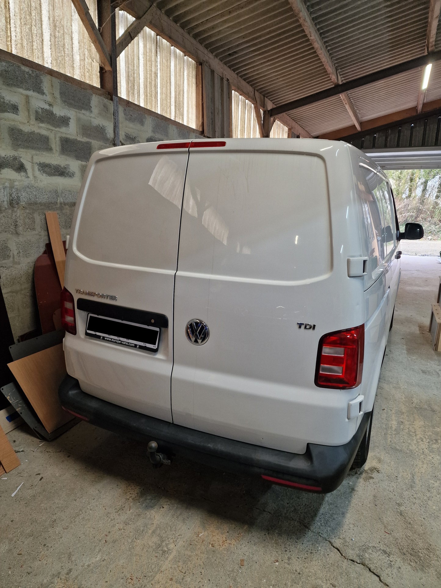 Pose fenêtres arrières sur doubles portes en verre teintée pour Volkswagen T5/T6/T6.1